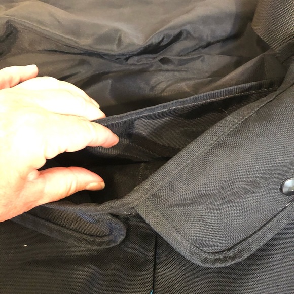 John Peters Unisex Messenger Bag, Black. - Picture 5 of 10